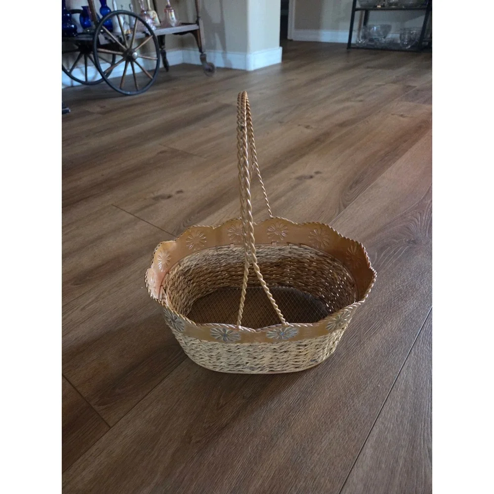 Vintage Woven Wicker and Metal Harvest Basket Scalloped Daisy Rim Mesh Bottom‎